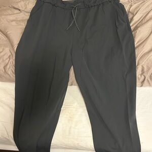Lululemon women’s stretch high rise 7/8 pant.
